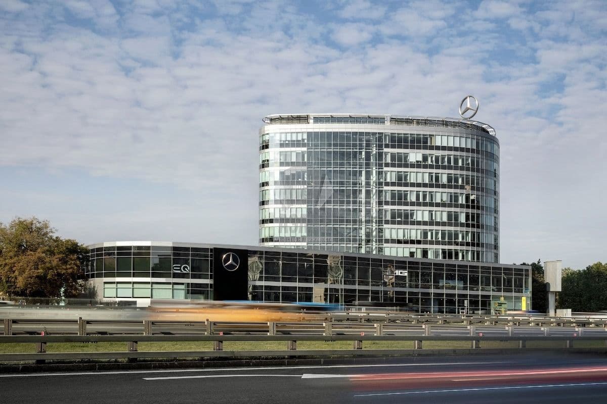 Здание целиком  Mercedes-Benz Plaza