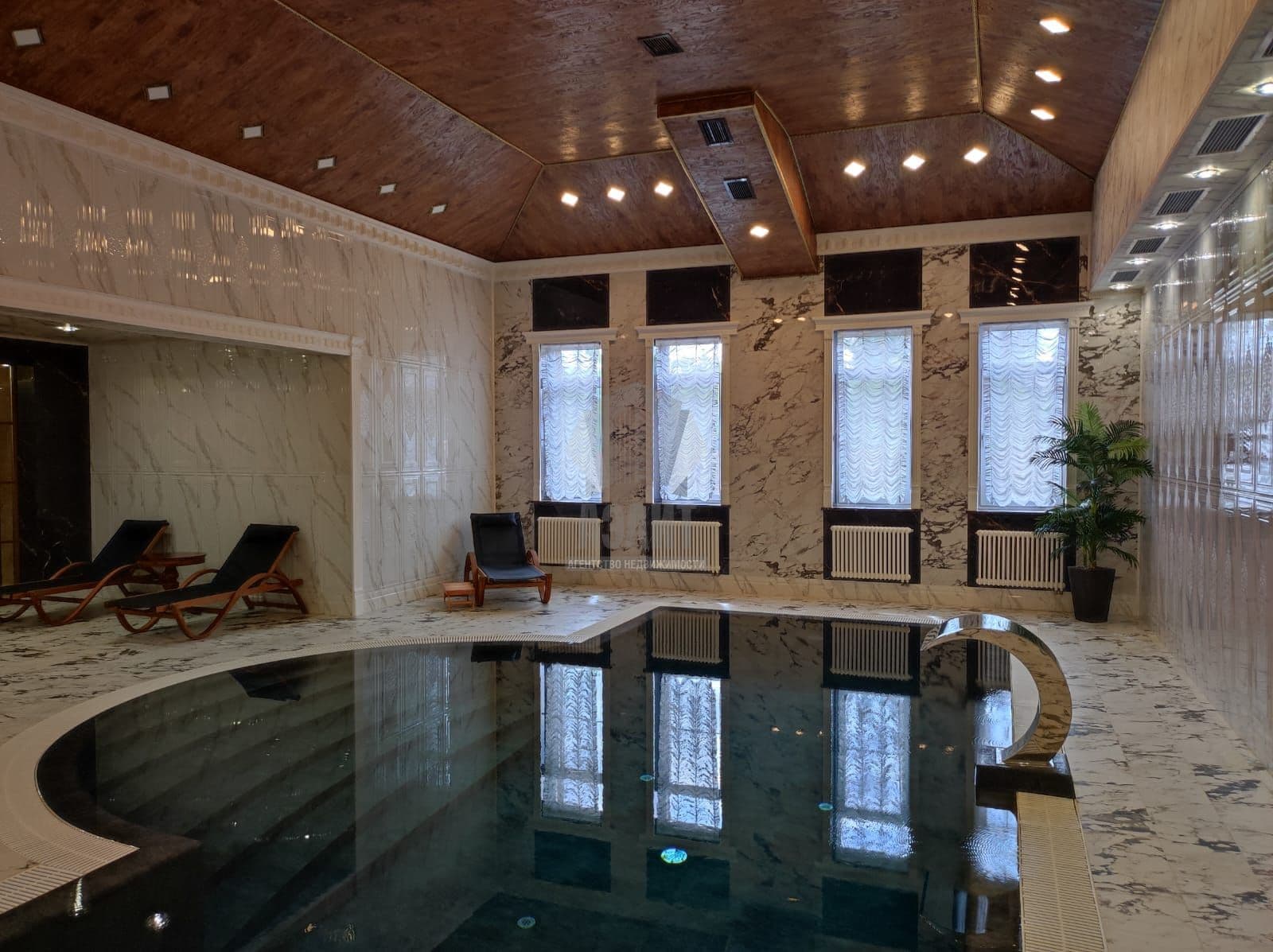 Коттедж 450 м² на участке 21 сот